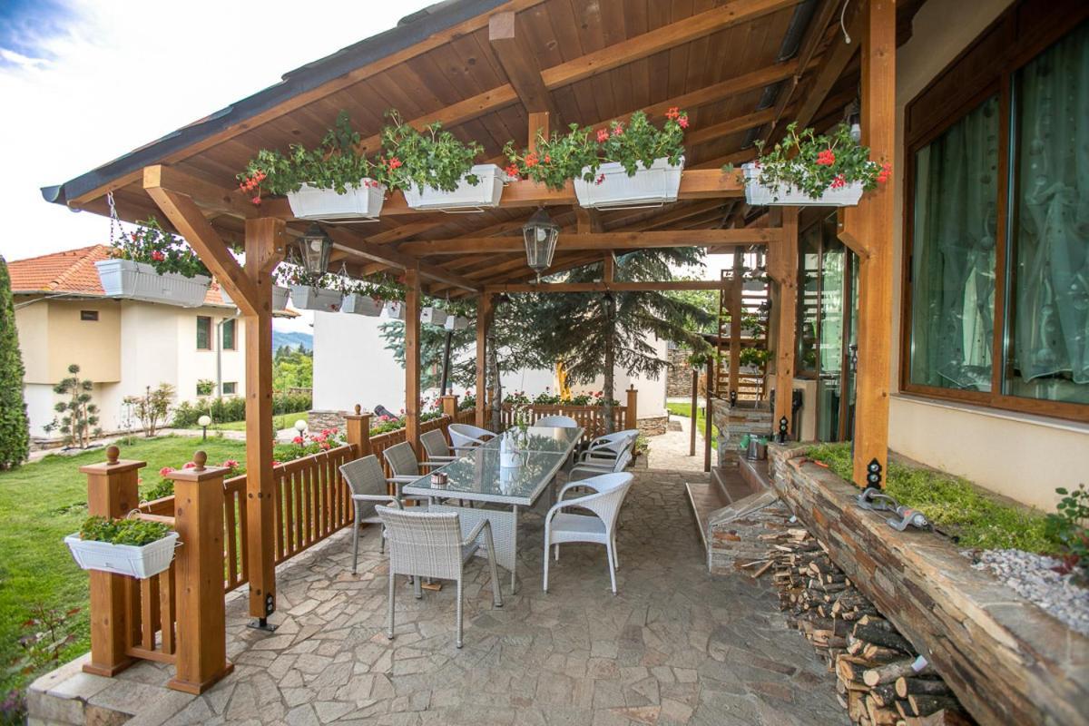 Vila Gardenia Gumoshtnik Exteriör bild